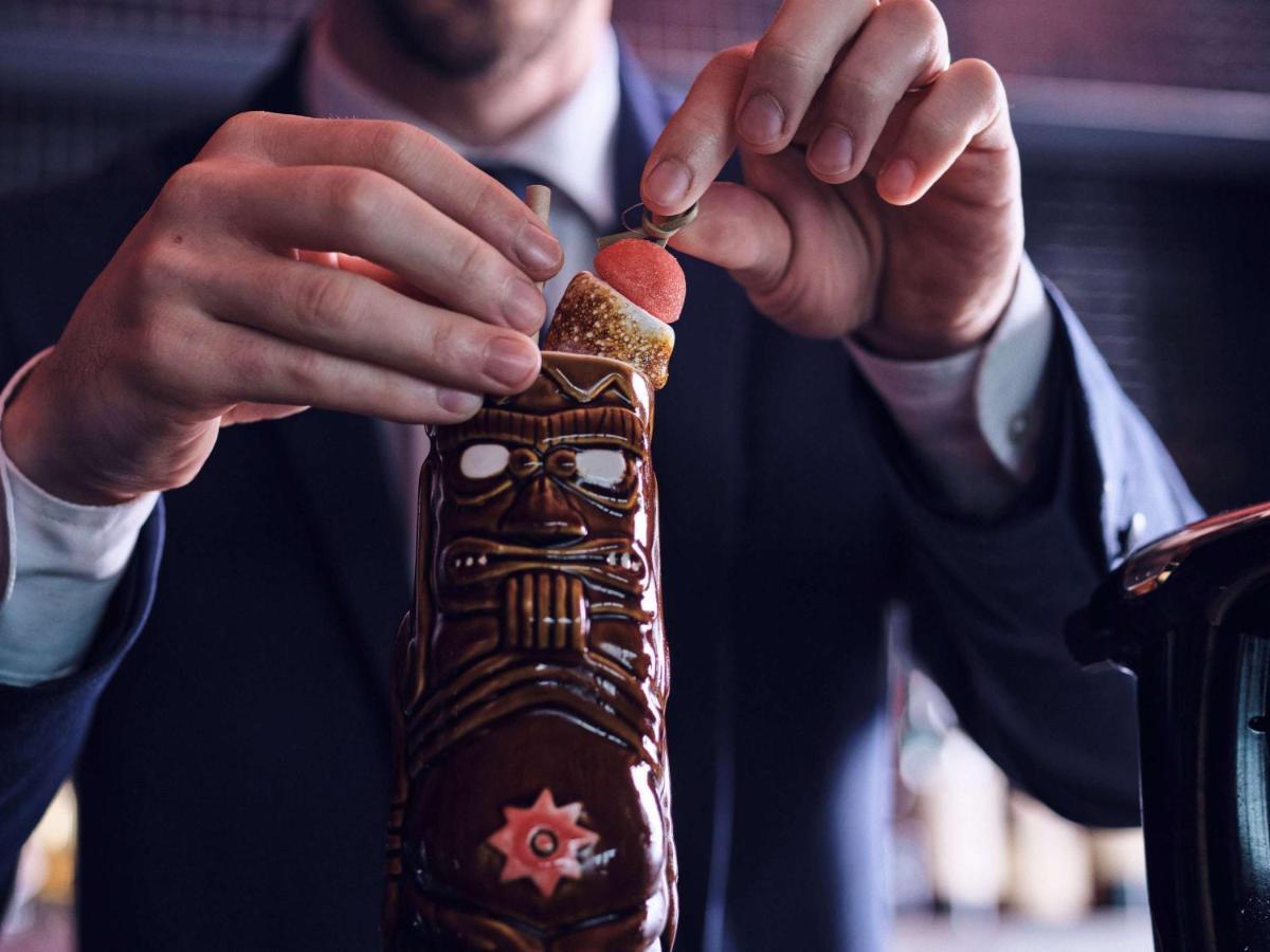 索菲特里昂贝勒库尔酒店 外观 照片 A bartender opening a bottle of bitters