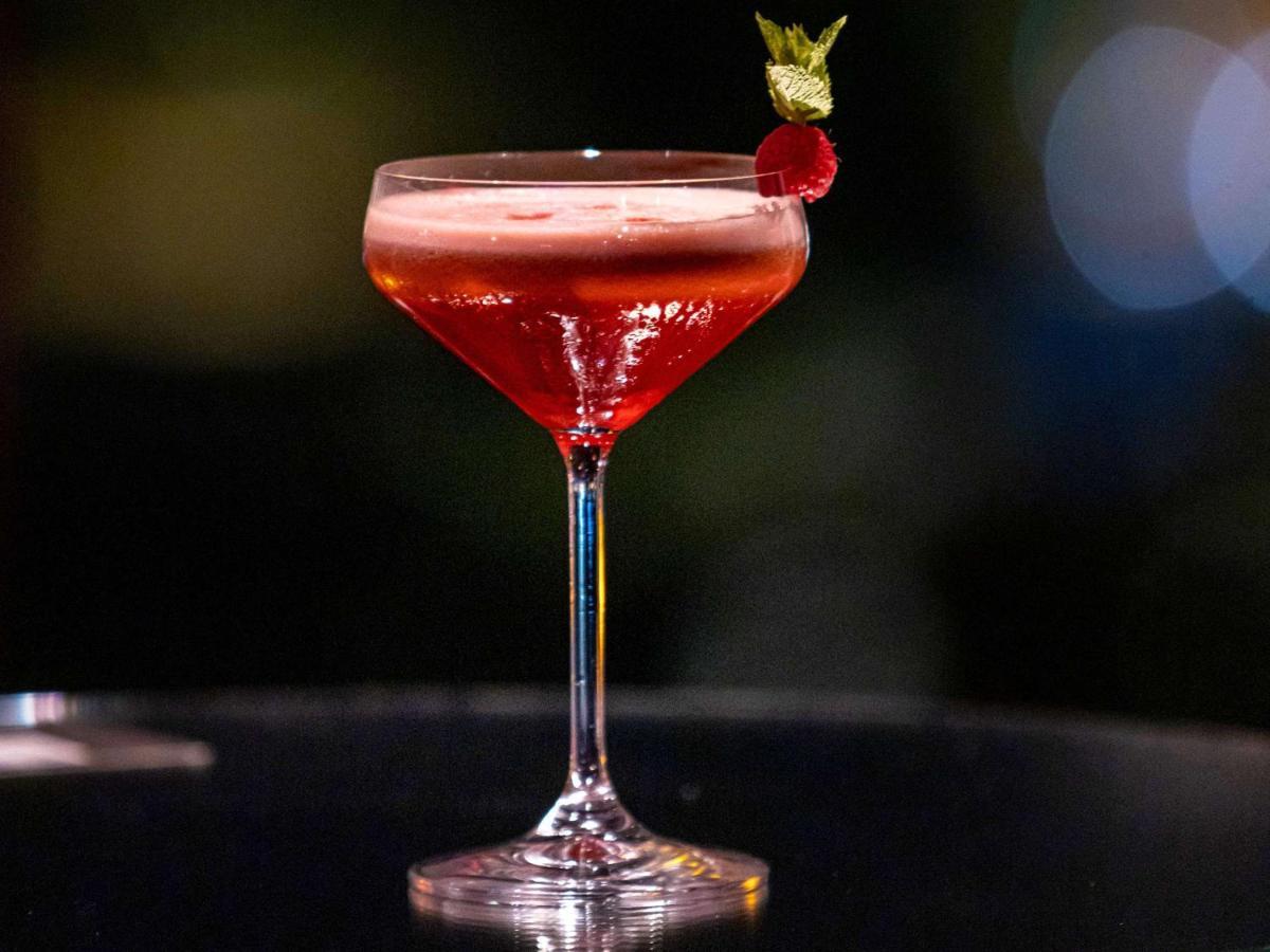 索菲特里昂贝勒库尔酒店 外观 照片 A Clover Club cocktail
