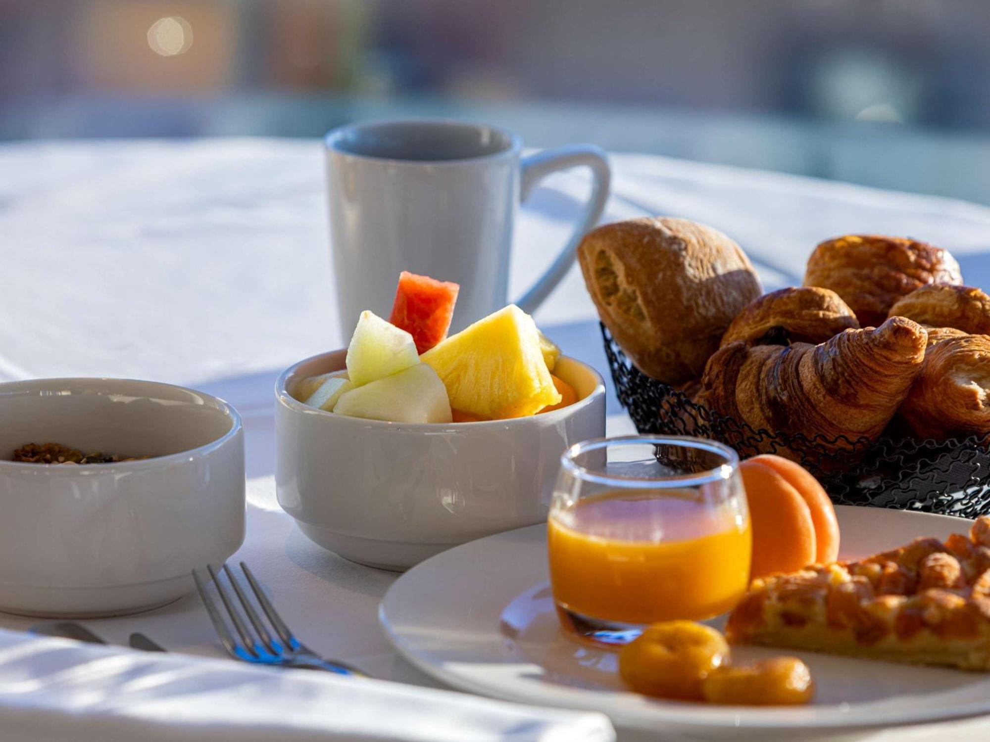 索菲特里昂贝勒库尔酒店 外观 照片 A continental breakfast