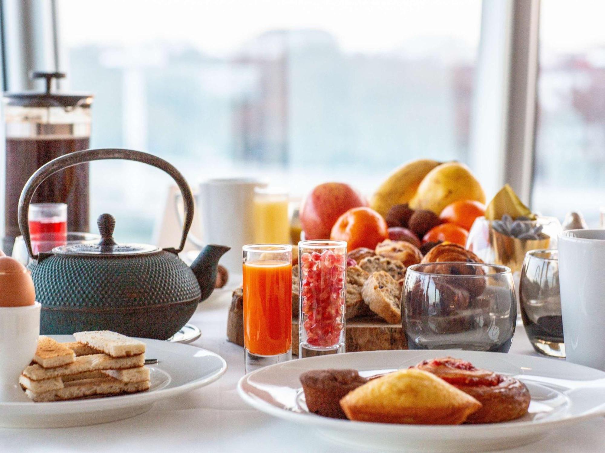 索菲特里昂贝勒库尔酒店 外观 照片 A breakfast buffet