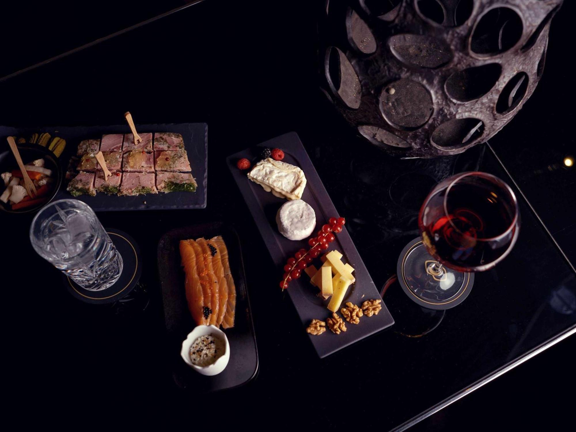 索菲特里昂贝勒库尔酒店 外观 照片 A selection of cheese and wine