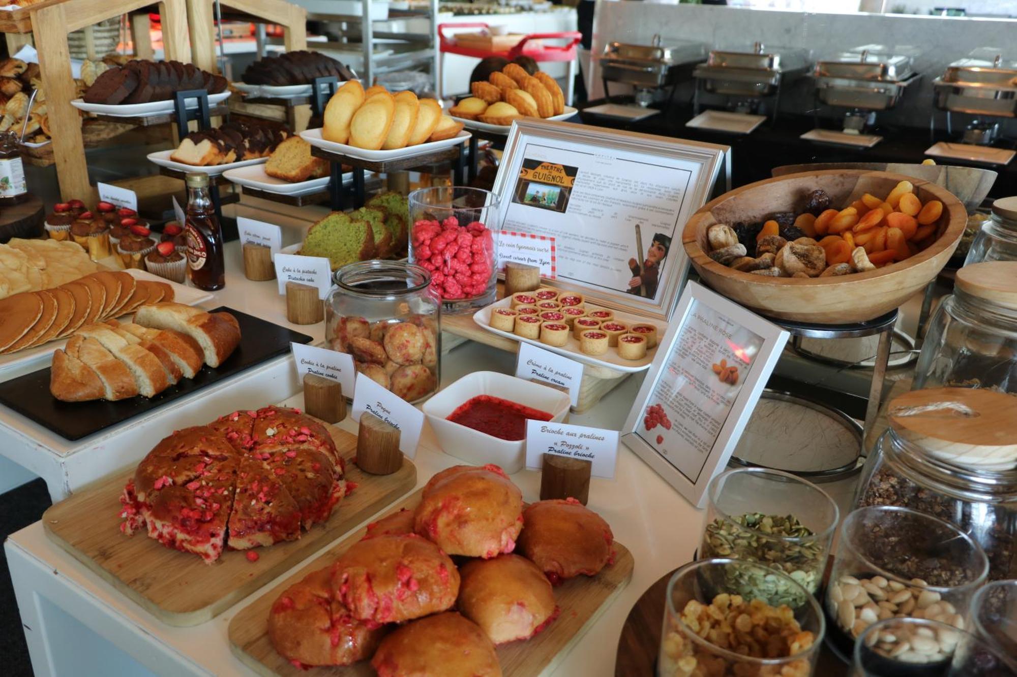 索菲特里昂贝勒库尔酒店 外观 照片 A selection of pastries at a buffet
